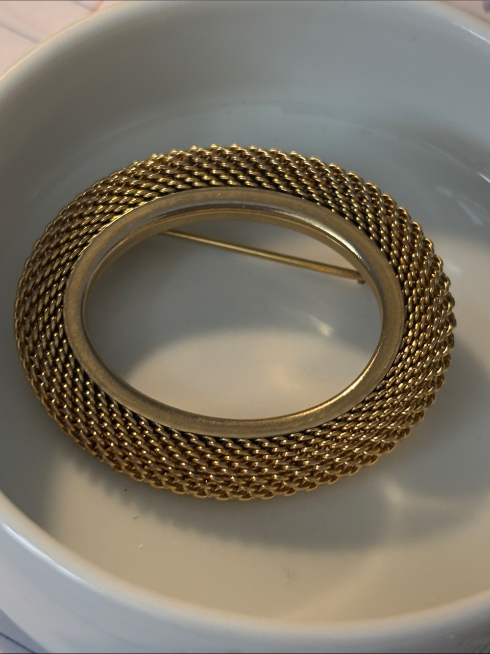 Gold-Tone Woven Oval Brooch - Elegant Women’s Jewelry stunning